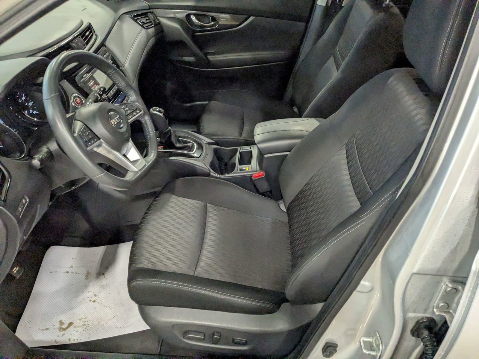 Used 2017 Nissan Rogue SV image 25