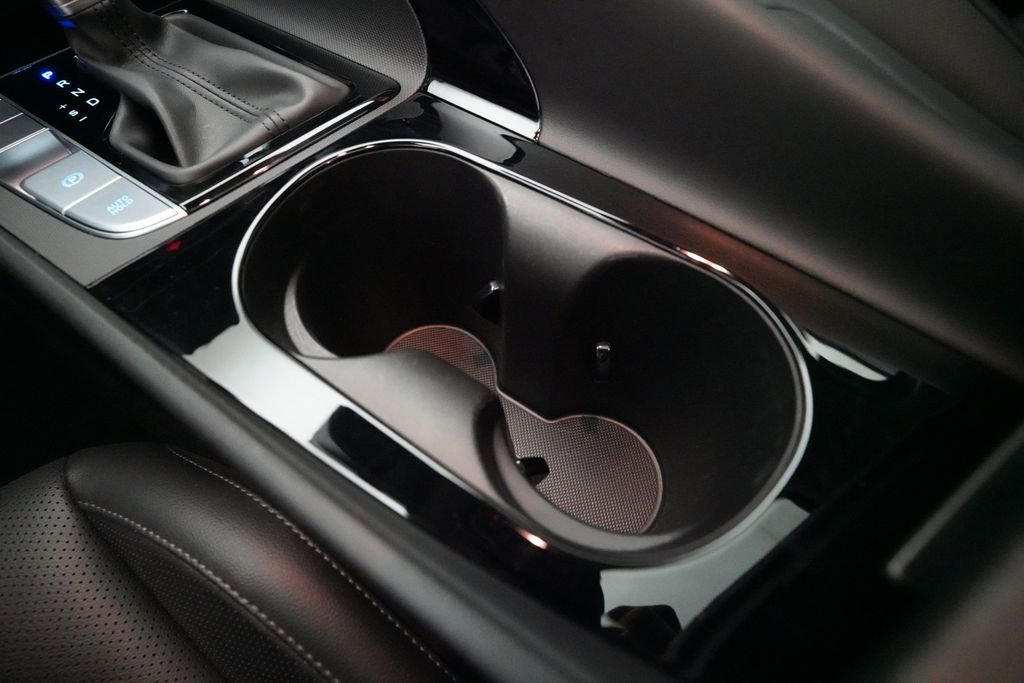 Used 2025 Hyundai Elantra Limited image 16