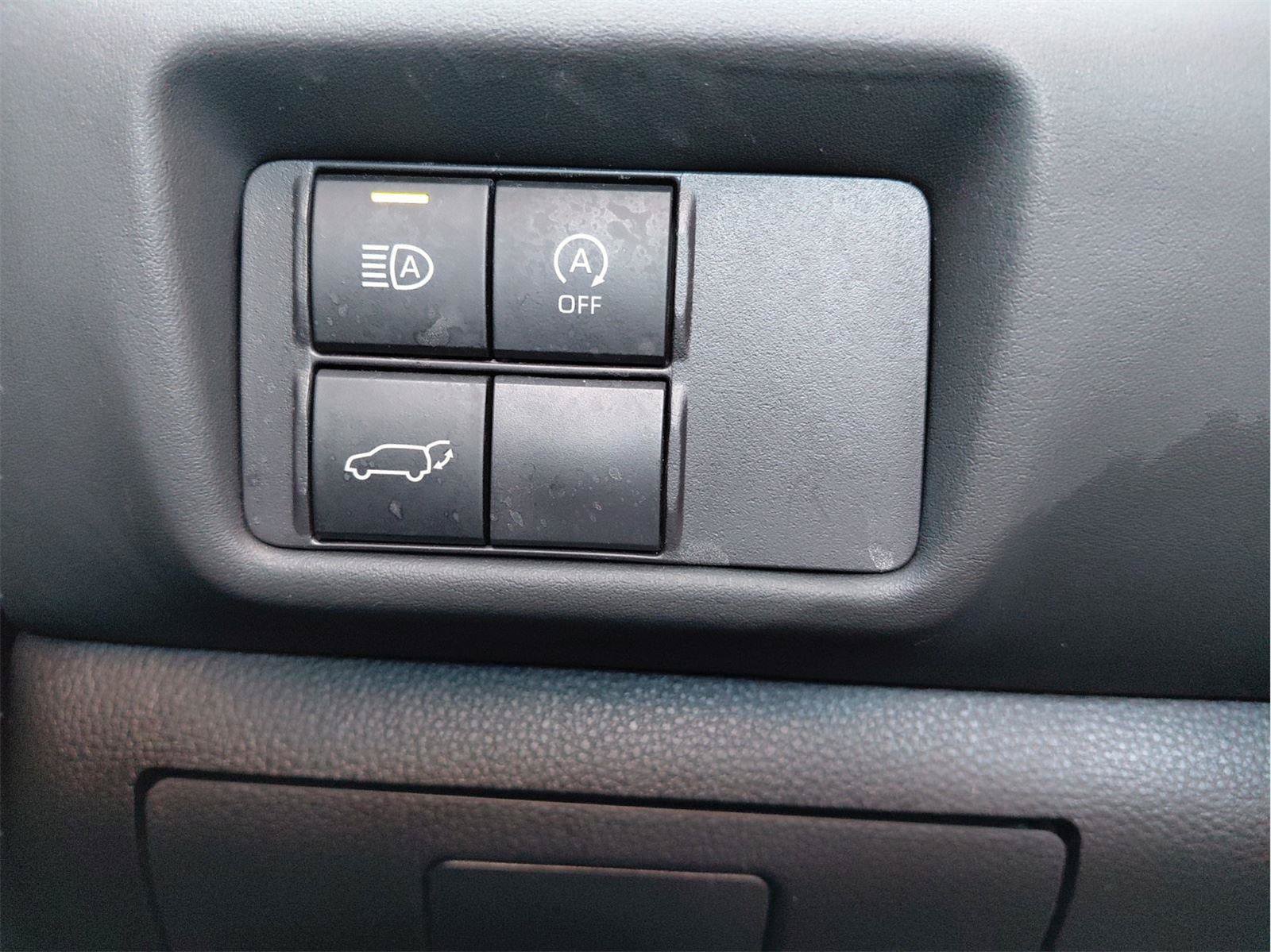 Used 2024 Toyota Highlander LE AWD/4WD image 32