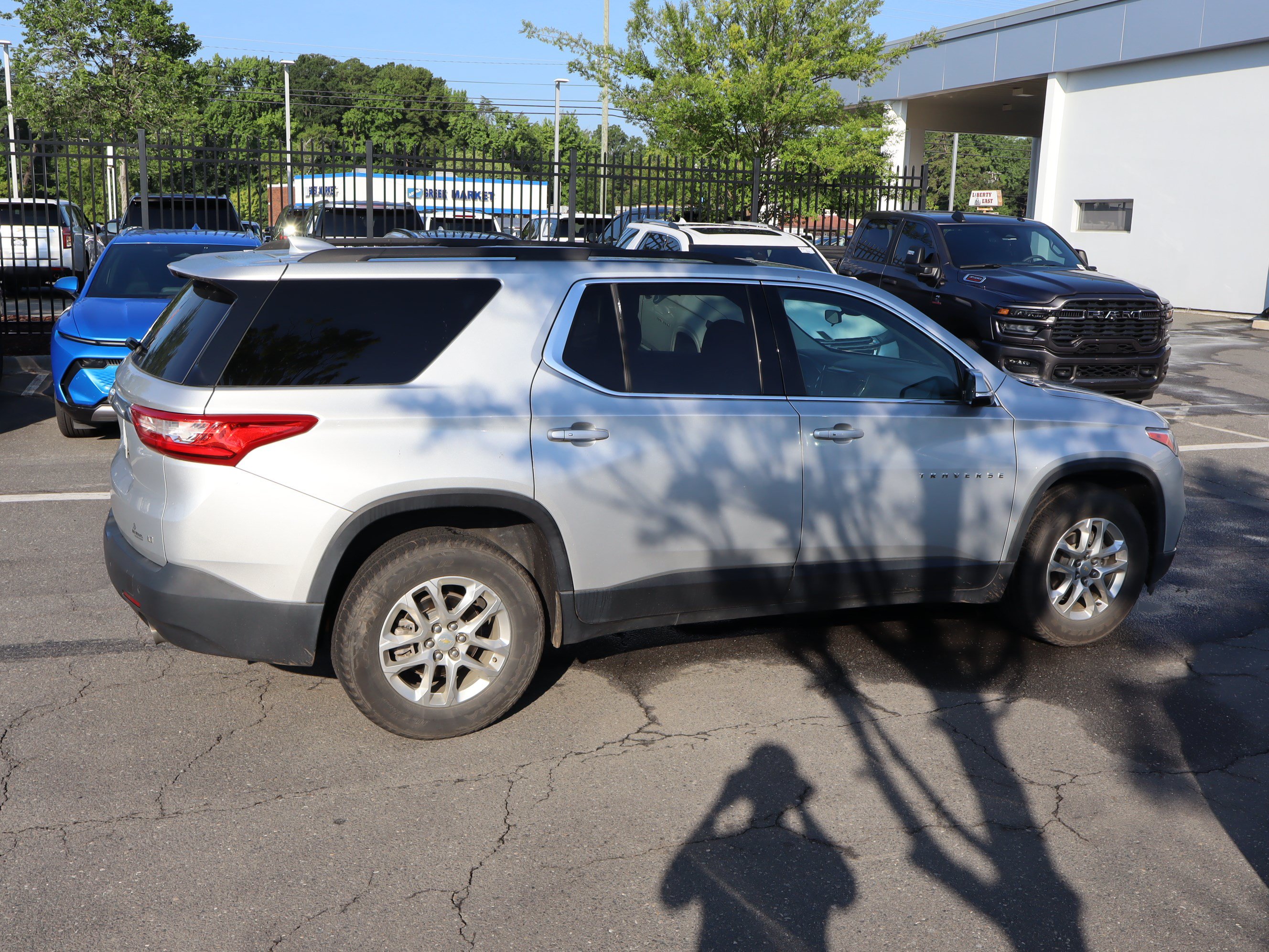 Used 2020 Chevrolet Traverse LT FWD image 11
