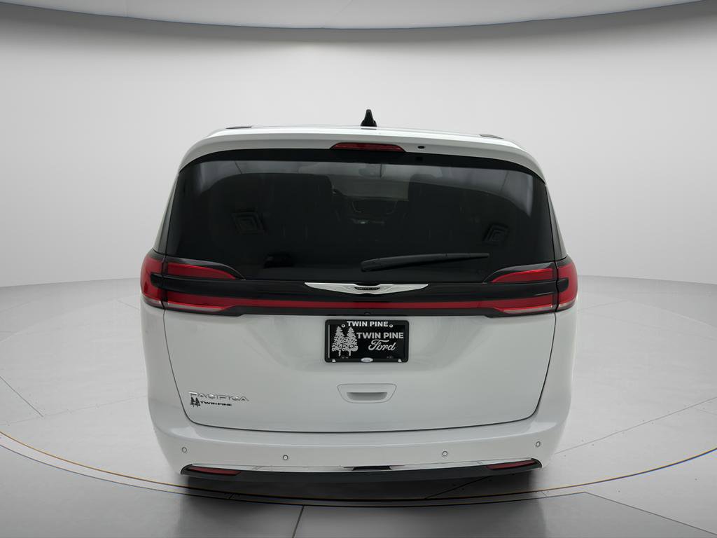Used 2024 Chrysler Pacifica Touring-L FWD image 9