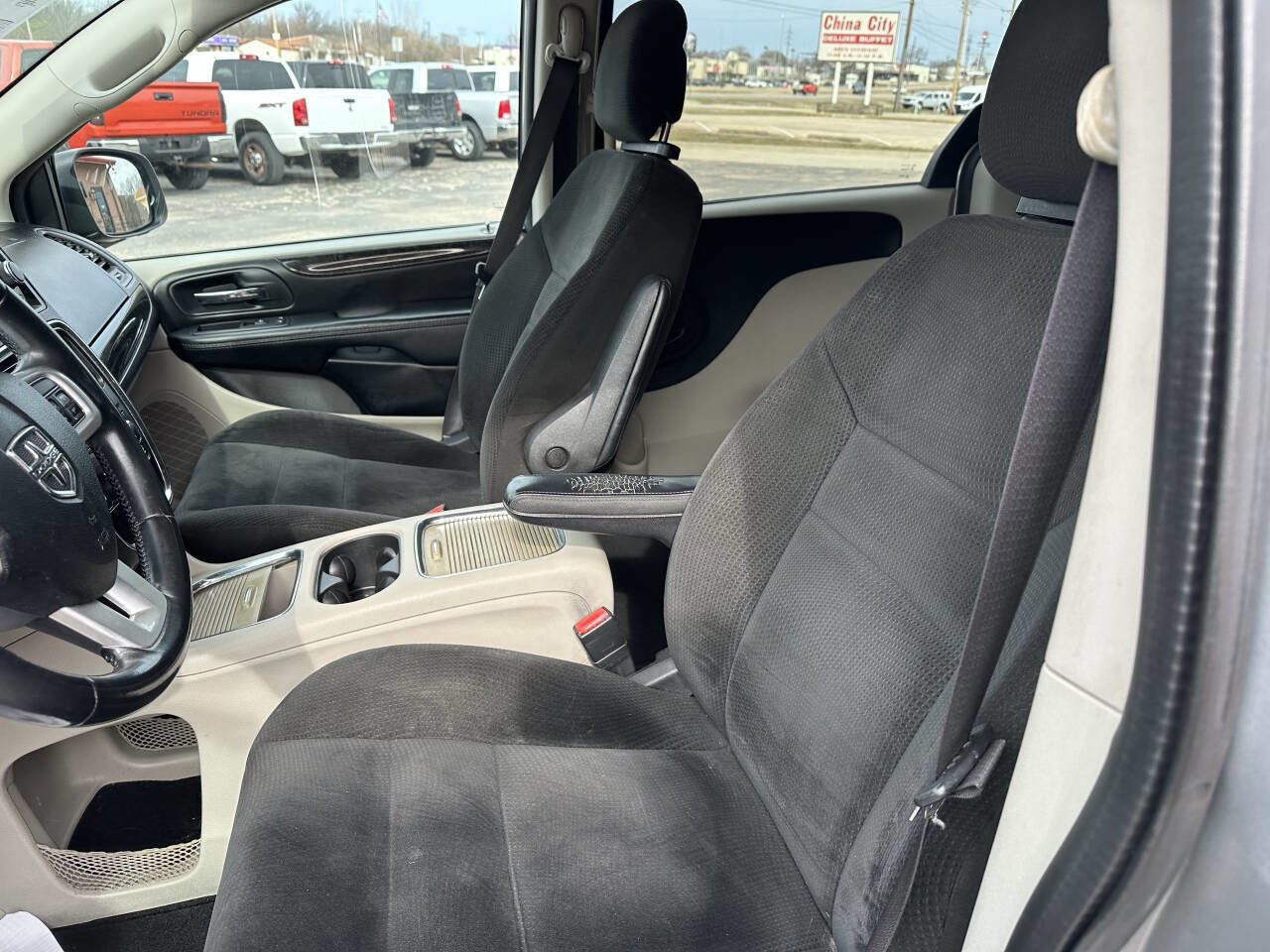 Used 2016 Dodge Grand Caravan SXT w/ Rear Park Assist Package image 11