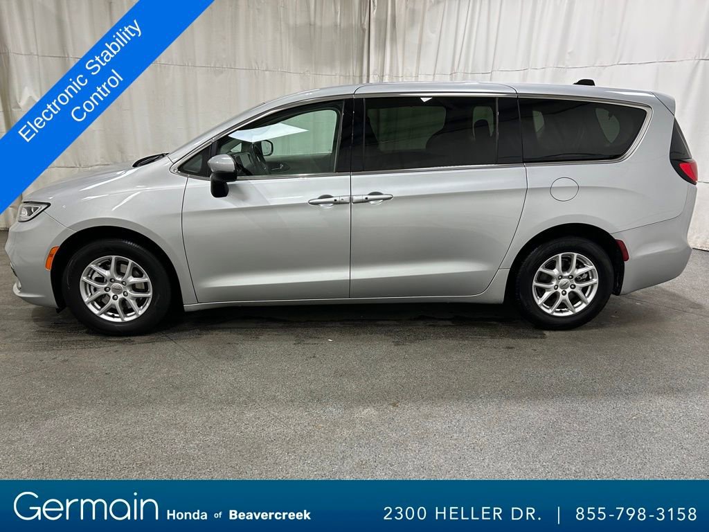 Used 2023 Chrysler Pacifica Touring-L image 6