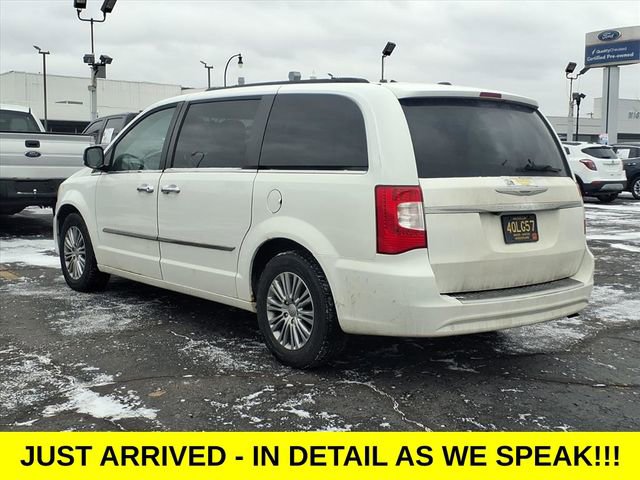 Used 2014 Chrysler Town & Country Touring-L w/ Driver Convenience Group image 7