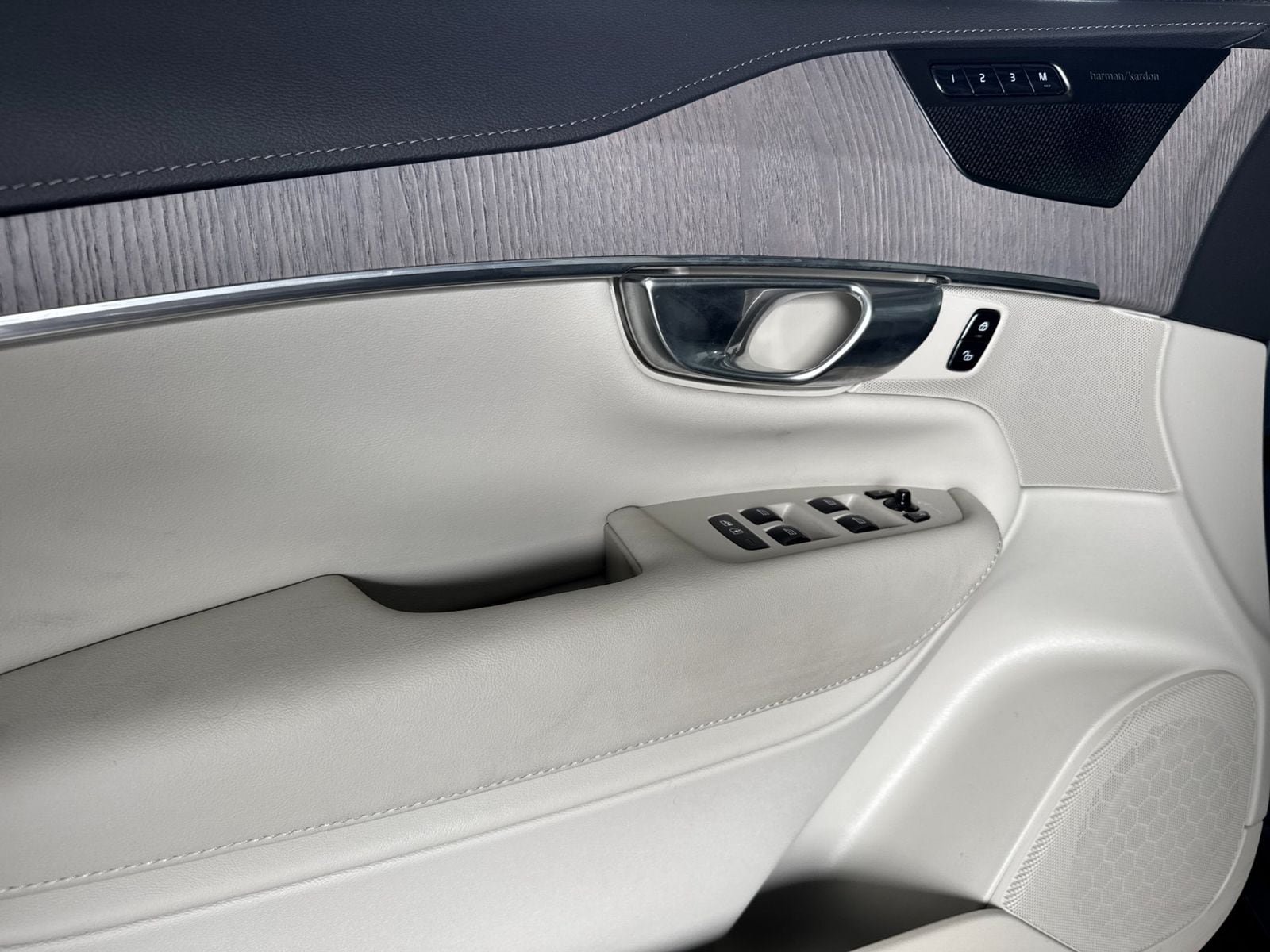 Certified 2023 Volvo XC90 T8 Ultimate AWD/4WD image 17