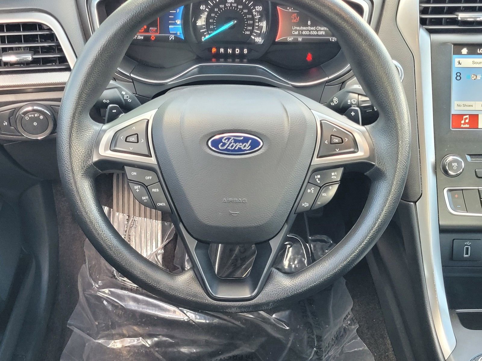 Used 2017 Ford Fusion SE w/ Fusion SE Technology Package image 12