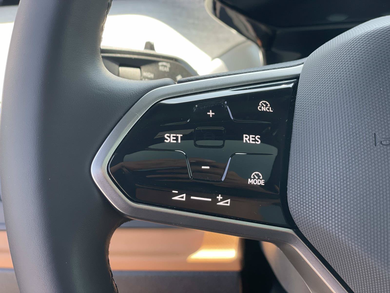Certified 2025 Volkswagen ID. Buzz Pro S Plus AWD/4WD image 8