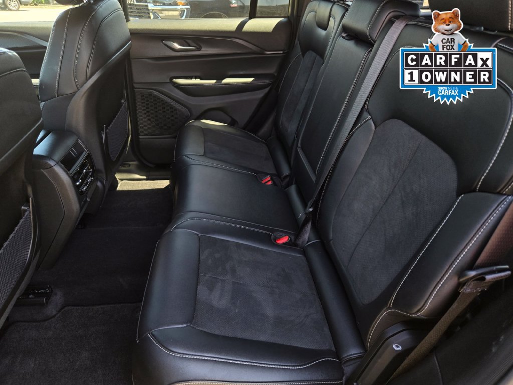 Used 2025 Jeep Grand Cherokee Altitude AWD/4WD image 12