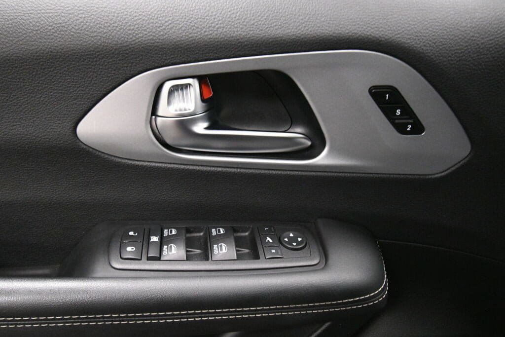 Used 2025 Chrysler Pacifica Limited FWD image 12