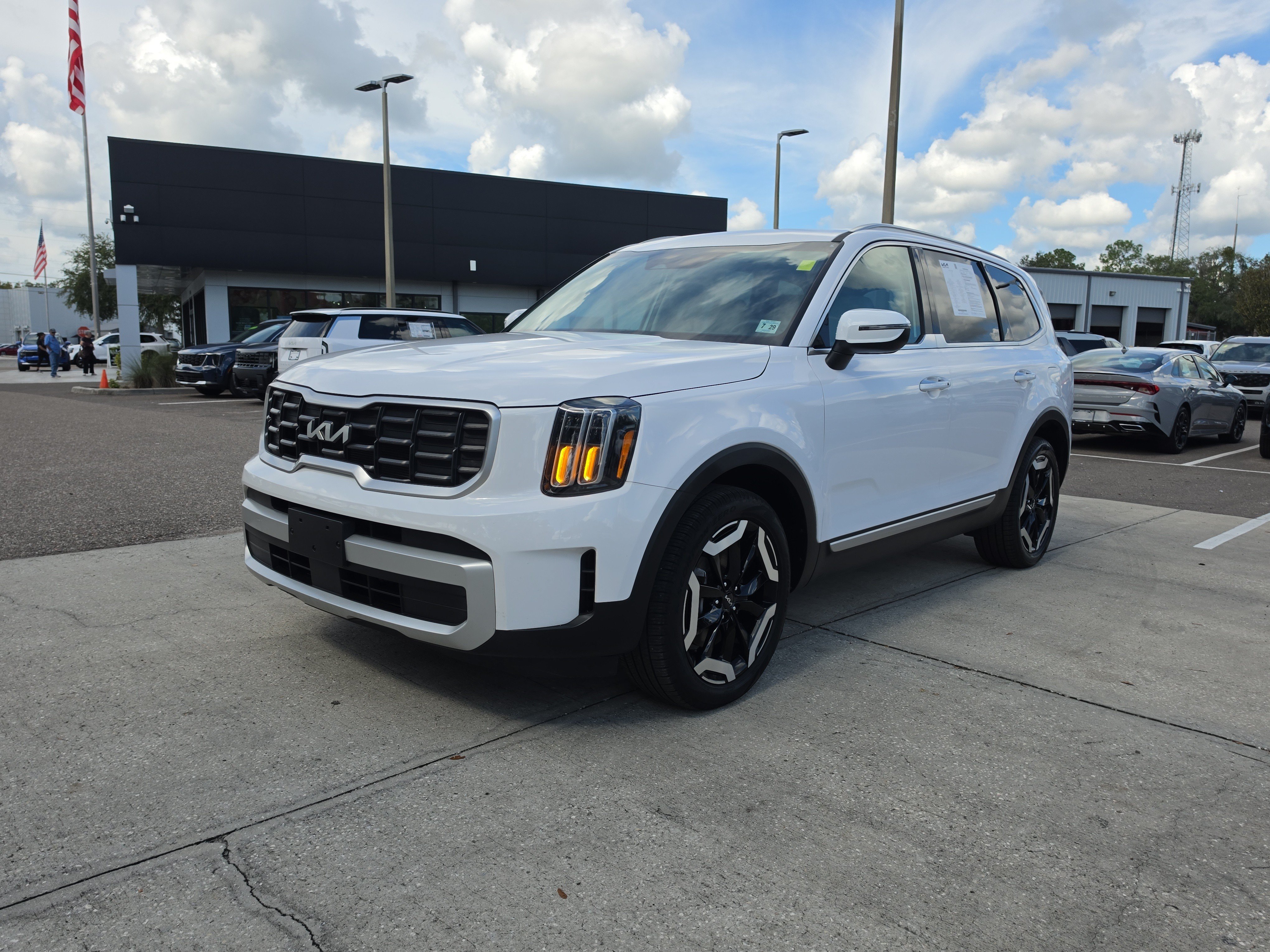 Certified 2024 Kia Telluride S w/ S Sunroof Package AWD/4WD image 3