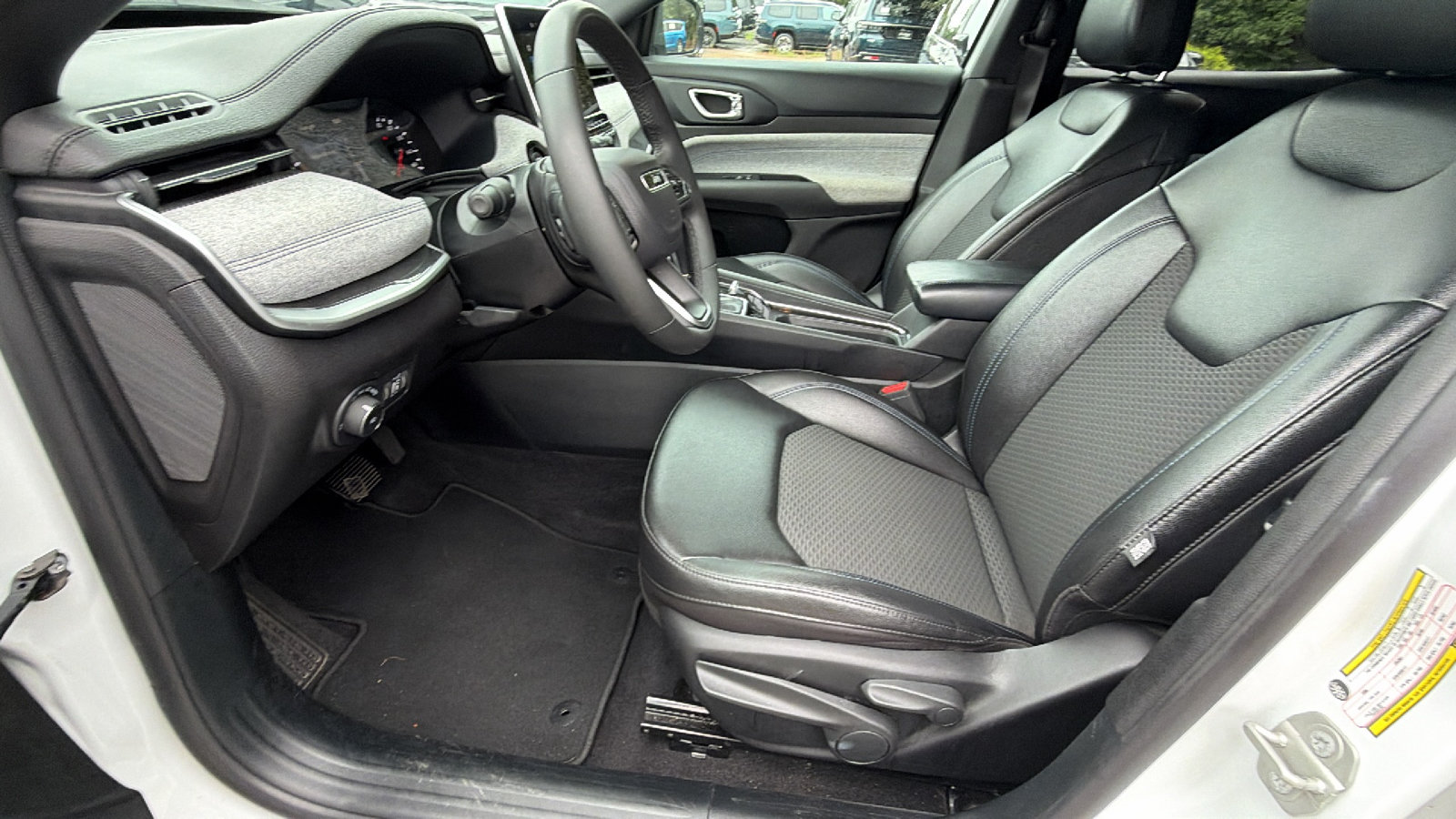 Used 2024 Jeep Compass Latitude AWD/4WD image 16