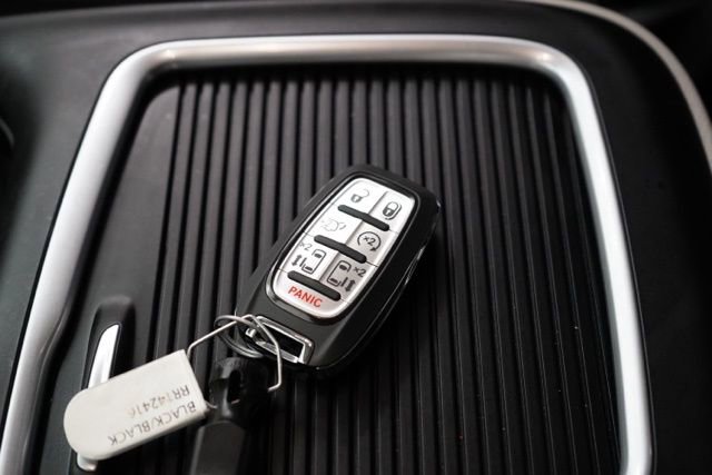 Used 2024 Chrysler Pacifica Touring-L image 39