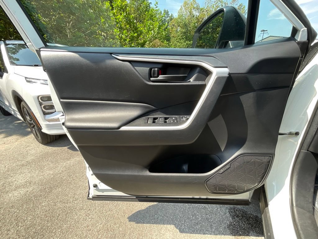 Used 2025 Toyota RAV4 LE AWD/4WD image 8