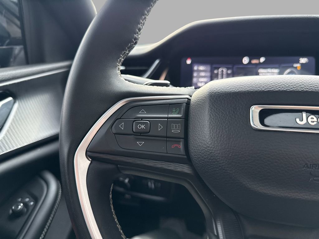 Used 2023 Jeep Grand Cherokee Altitude image 16