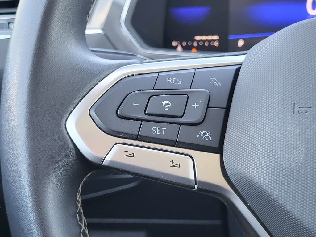 Used 2022 Volkswagen Tiguan SE w/ Panoramic Sunroof Package FWD image 21