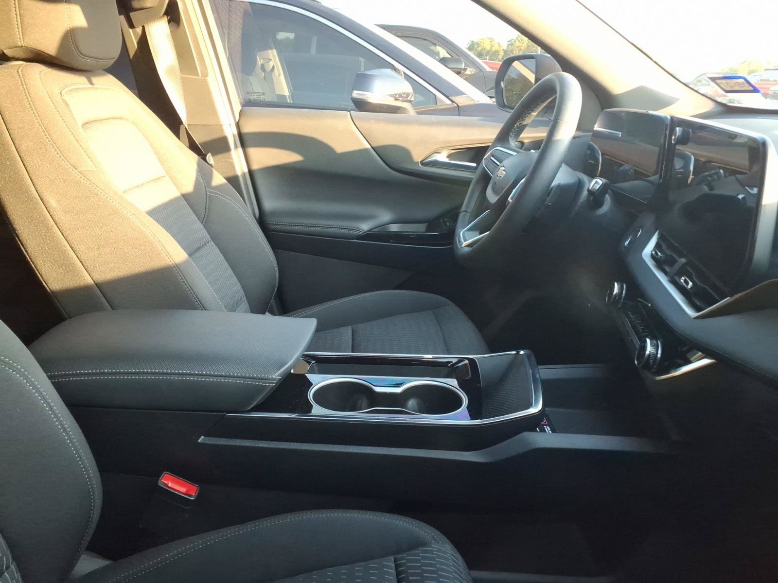 Used 2025 Chevrolet Equinox LT FWD image 9