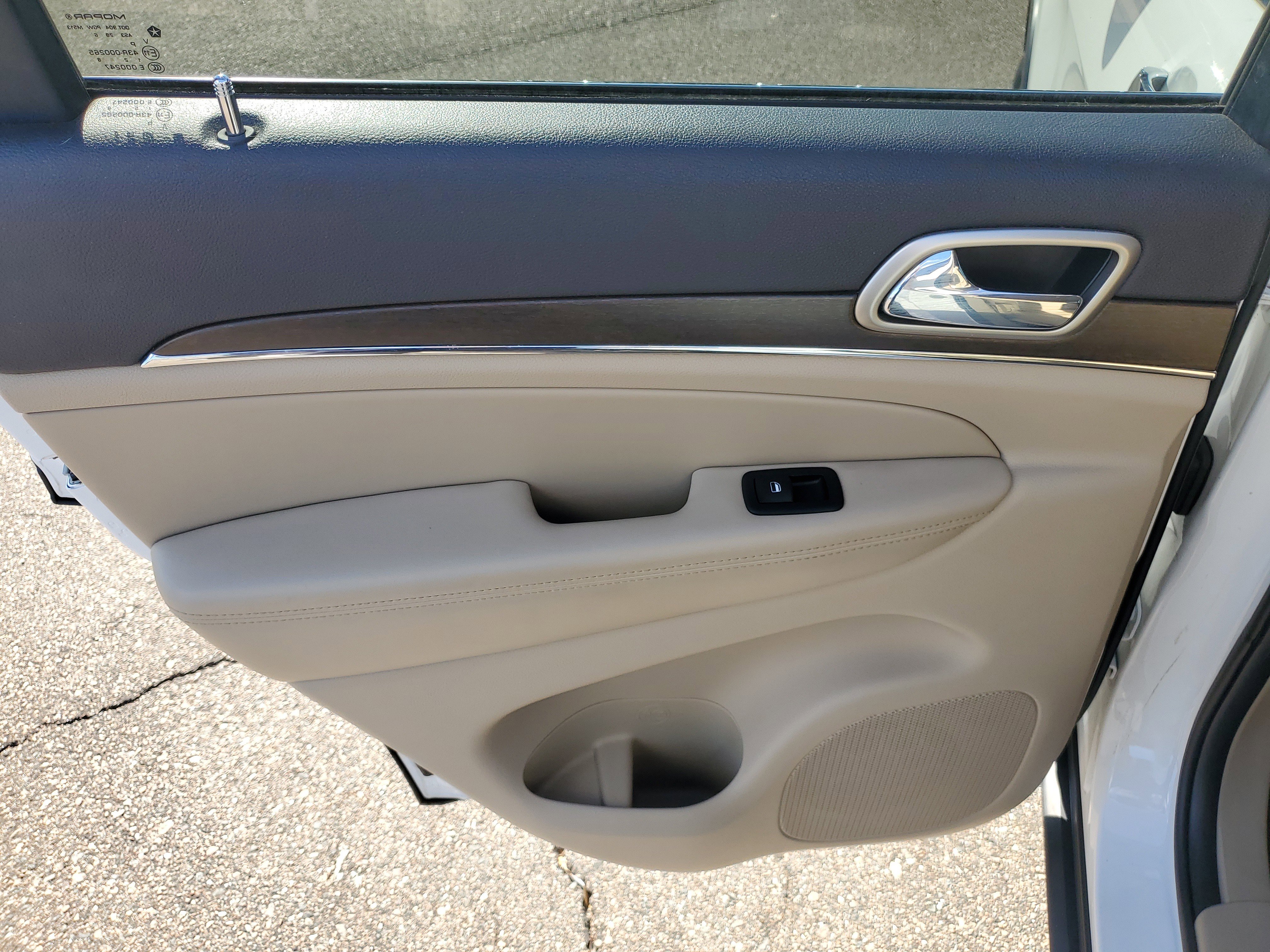 Used 2017 Jeep Grand Cherokee Limited image 22