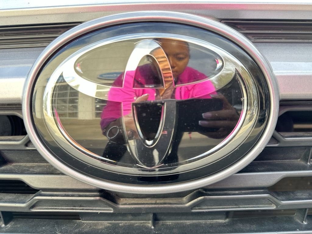 Used 2021 Toyota RAV4 LE image 30