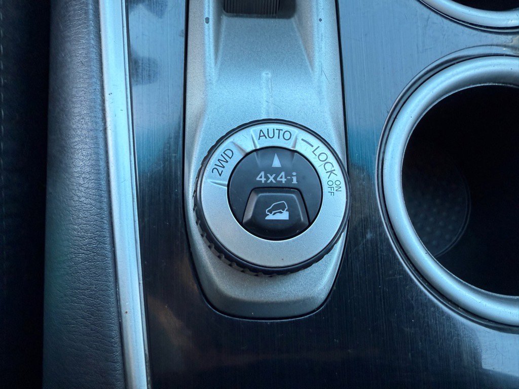 Used 2016 Nissan Pathfinder SV image 25