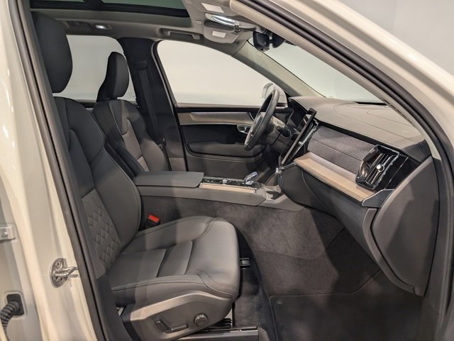 Used 2025 Volvo XC90 B6 Plus image 32