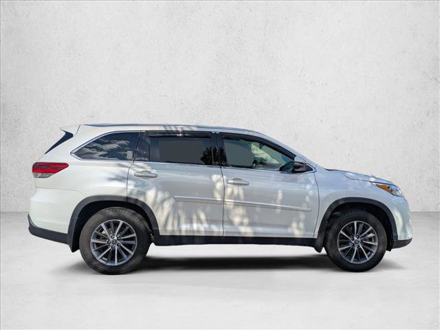 Used 2019 Toyota Highlander XLE AWD/4WD image 4