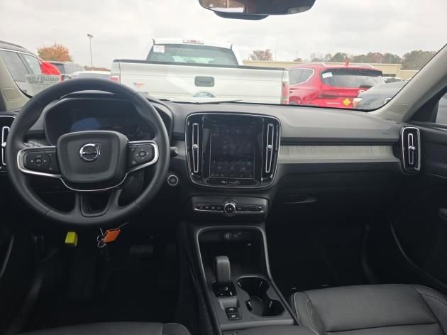 Used 2025 Volvo XC40 B5 Core image 7