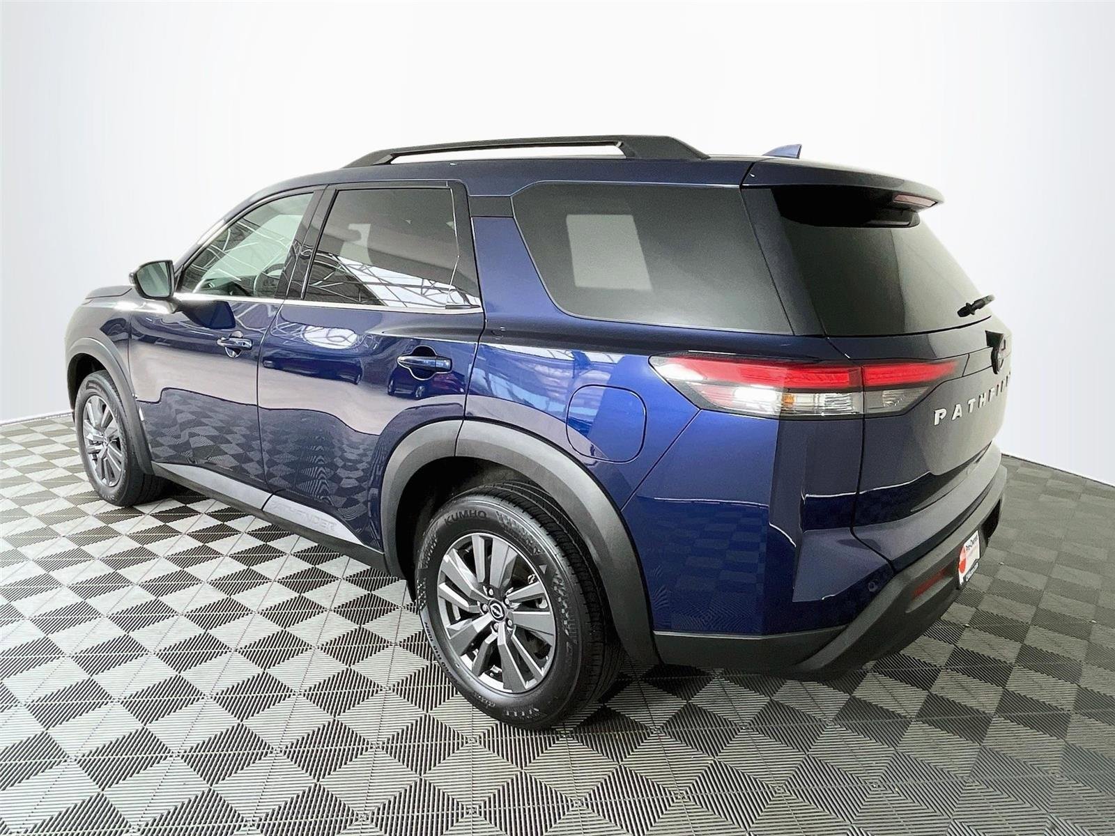 Used 2025 Nissan Pathfinder SV AWD/4WD image 6