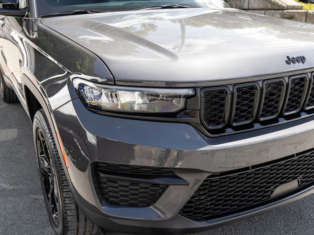 Used 2024 Jeep Grand Cherokee Altitude AWD/4WD image 30