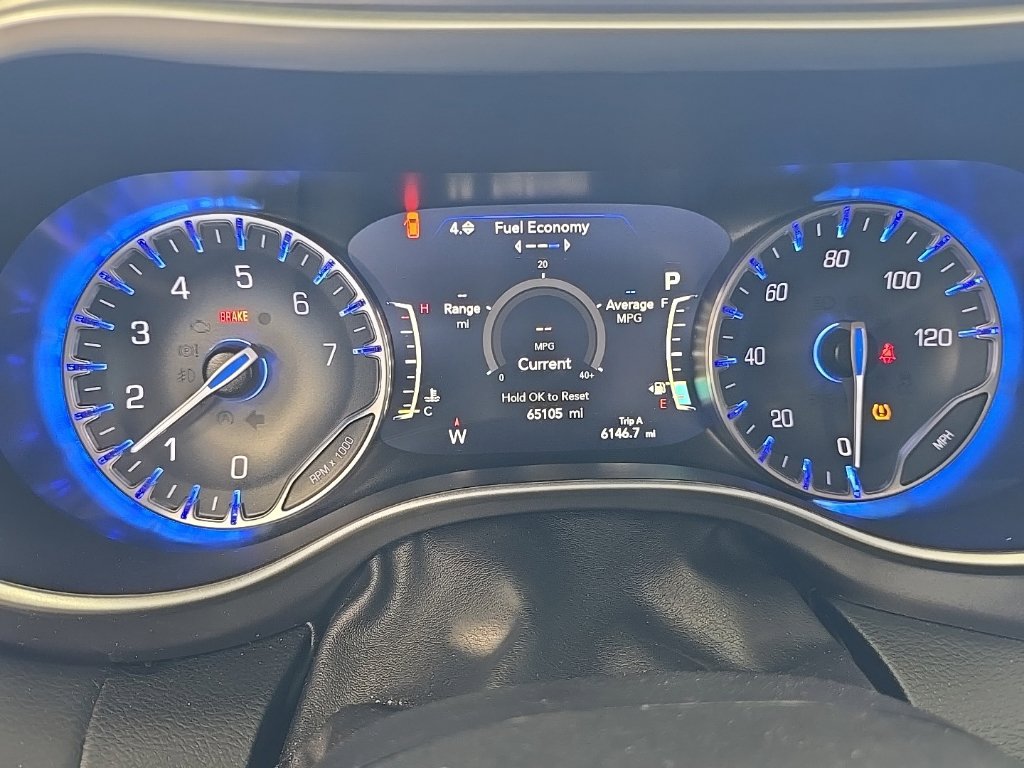 Used 2023 Chrysler Pacifica Touring-L FWD image 2