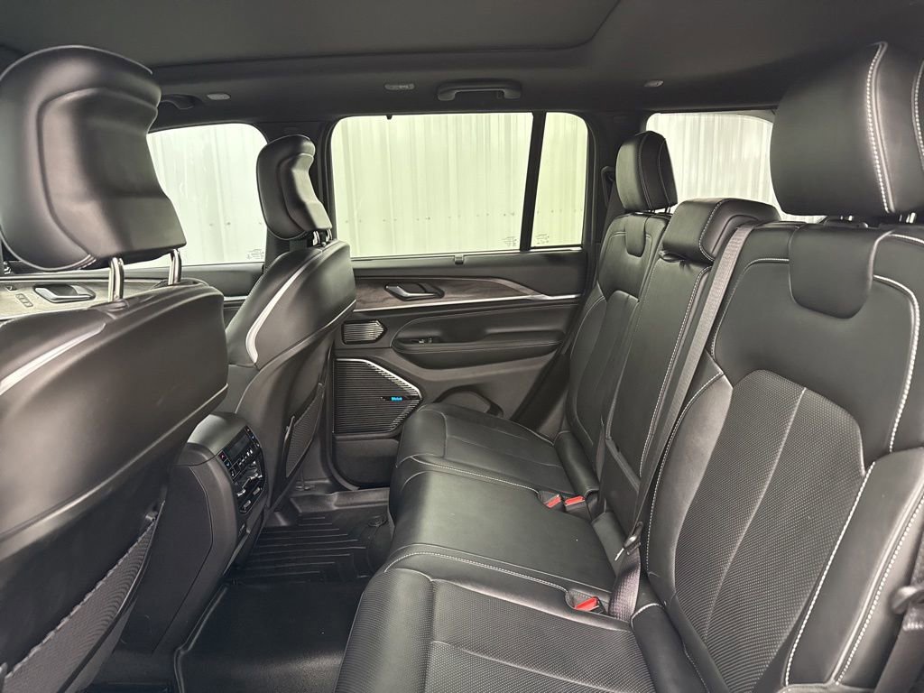 Used 2022 Jeep Grand Cherokee Overland w/ Luxury Tech Group IV AWD/4WD image 11