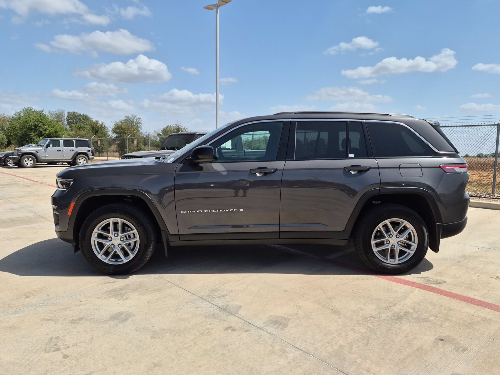 Used 2025 Jeep Grand Cherokee Laredo RWD image 6