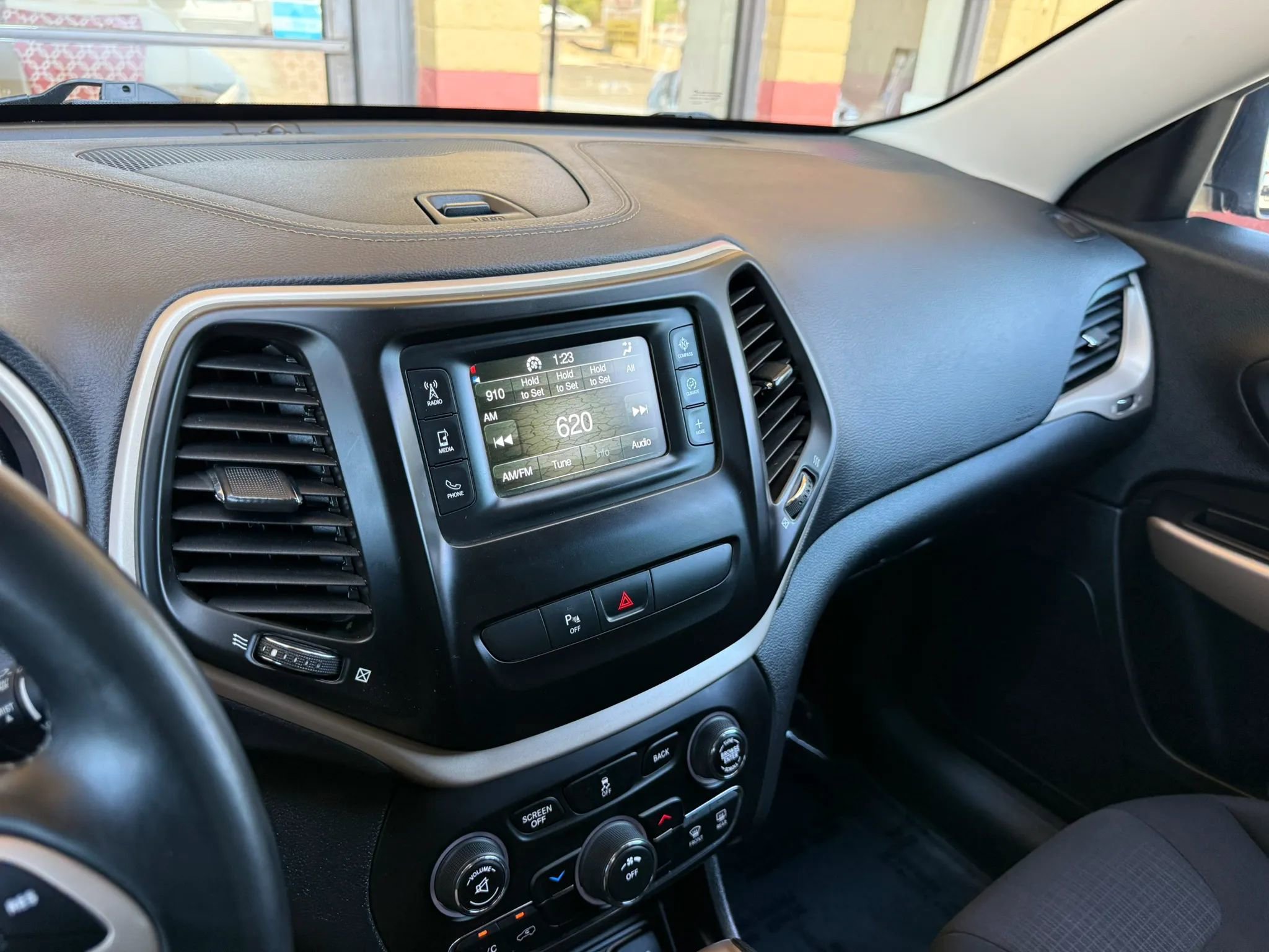 Used 2017 Jeep Cherokee Latitude w/ Safety/Convenience Group FWD image 32