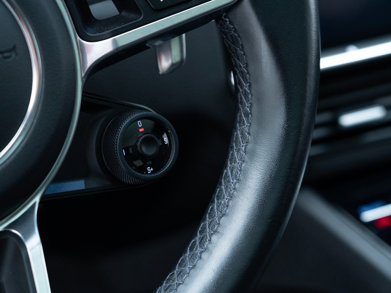 Certified 2022 Porsche Cayenne Platinum Edition image 28