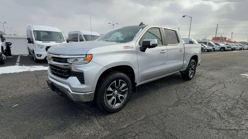 Used 2022 Chevrolet Silverado 1500 LT AWD/4WD image 4