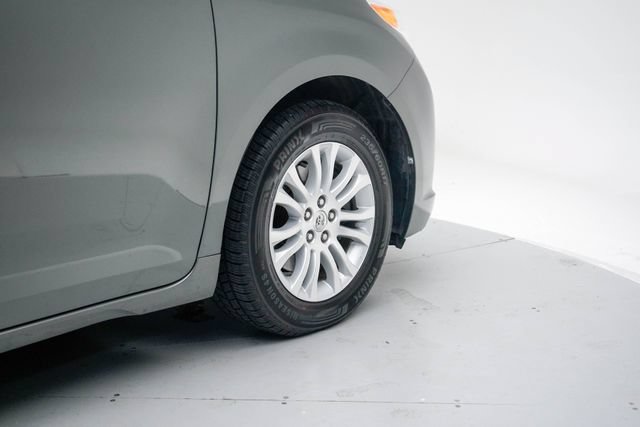 Used 2014 Toyota Sienna XLE FWD image 15