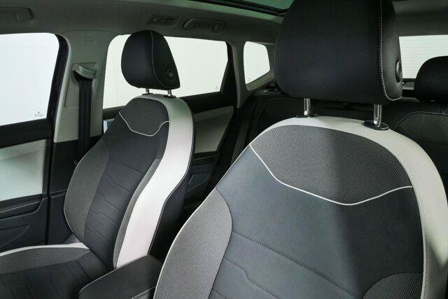 Used 2025 Volkswagen Taos SE w/ Panoramic Sunroof Package FWD image 5