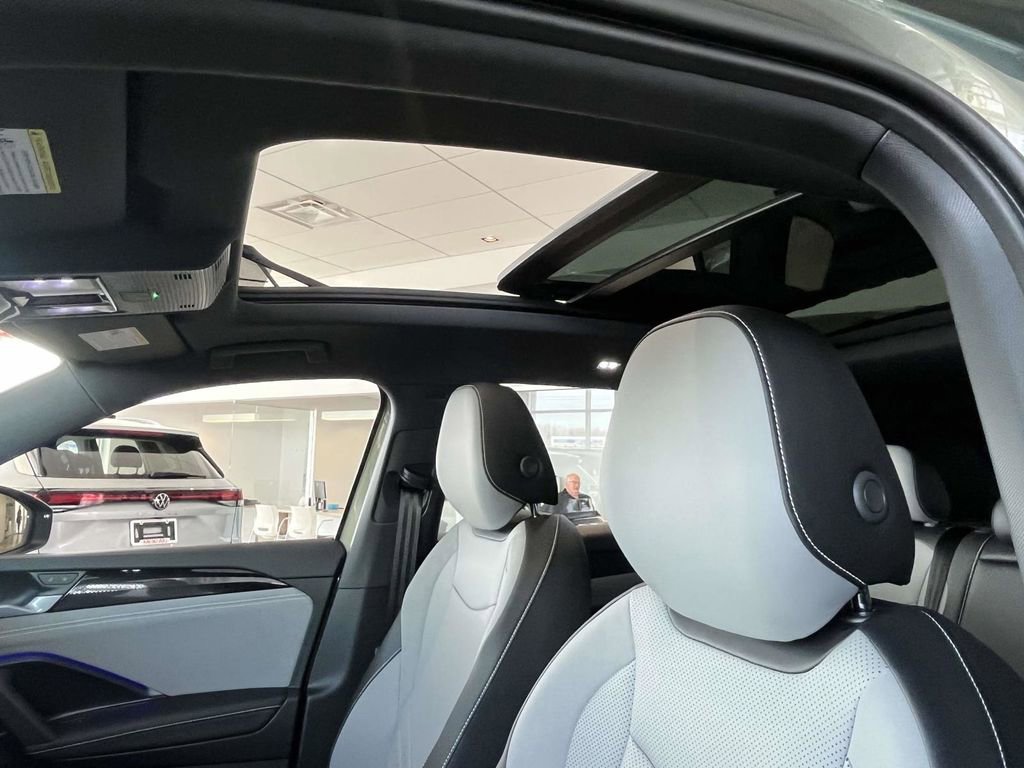 New 2026 Volkswagen Tiguan SE R-Line image 18