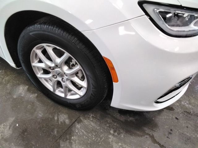 Used 2025 Chrysler Pacifica Select image 20