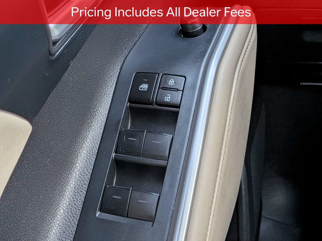 Used 2024 Toyota Highlander XLE FWD image 27
