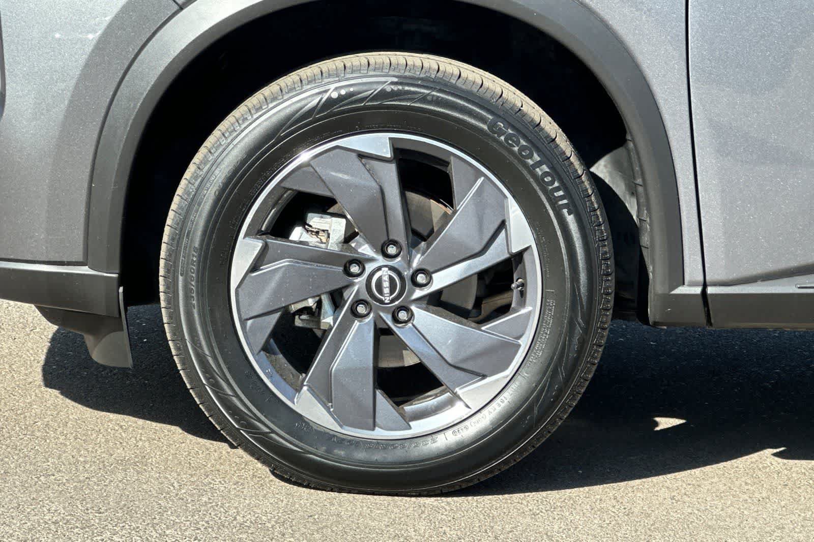 Certified 2025 Nissan Rogue SV FWD image 33