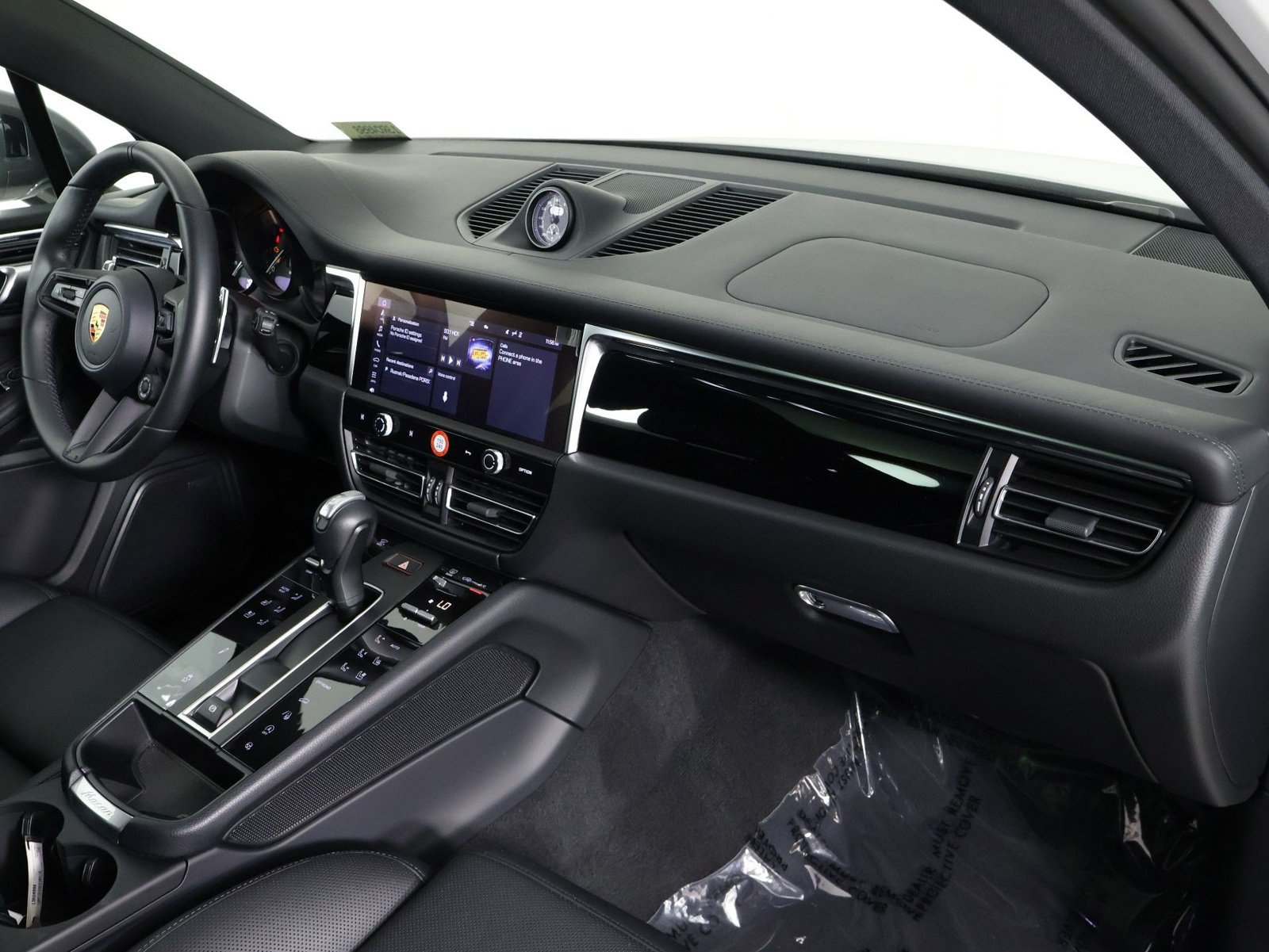Certified 2026 Porsche Macan Turbo AWD/4WD image 24