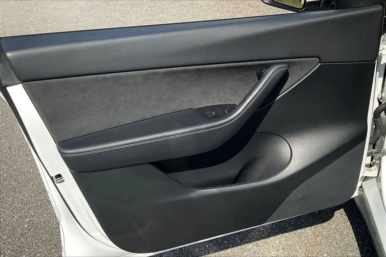 Used 2022 Tesla Model Y Long Range image 28