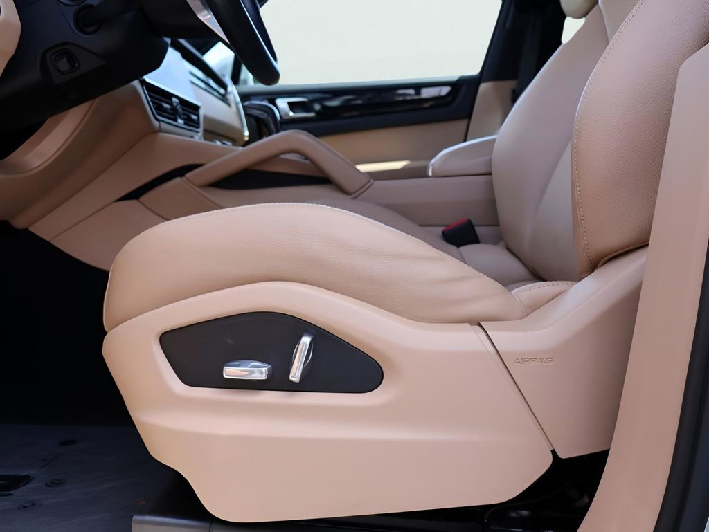 Used 2021 Porsche Cayenne image 36