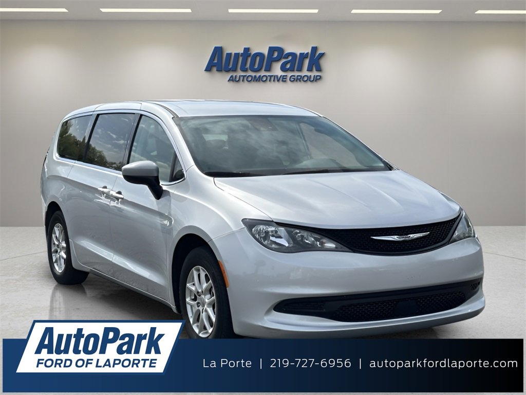 Used 2023 Chrysler Voyager LX image 1