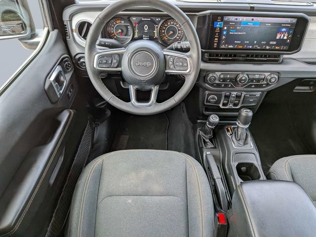 Used 2025 Jeep Wrangler Unlimited Sahara AWD/4WD image 19