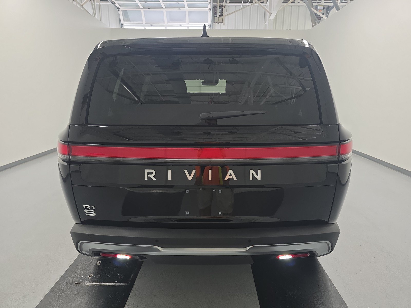Used 2024 Rivian R1S Adventure AWD/4WD image 4