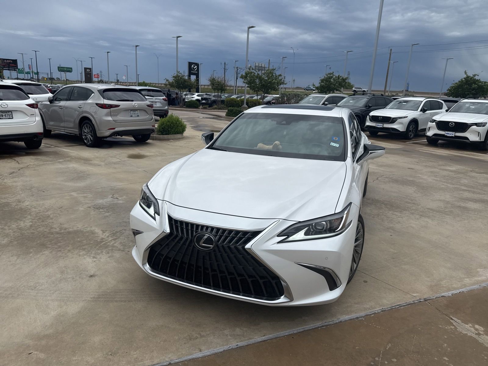 Used 2024 Lexus ES 300h w/ Technology Package image 2