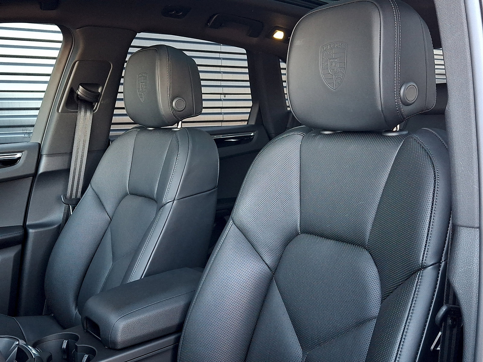 Certified 2025 Porsche Macan AWD/4WD image 5