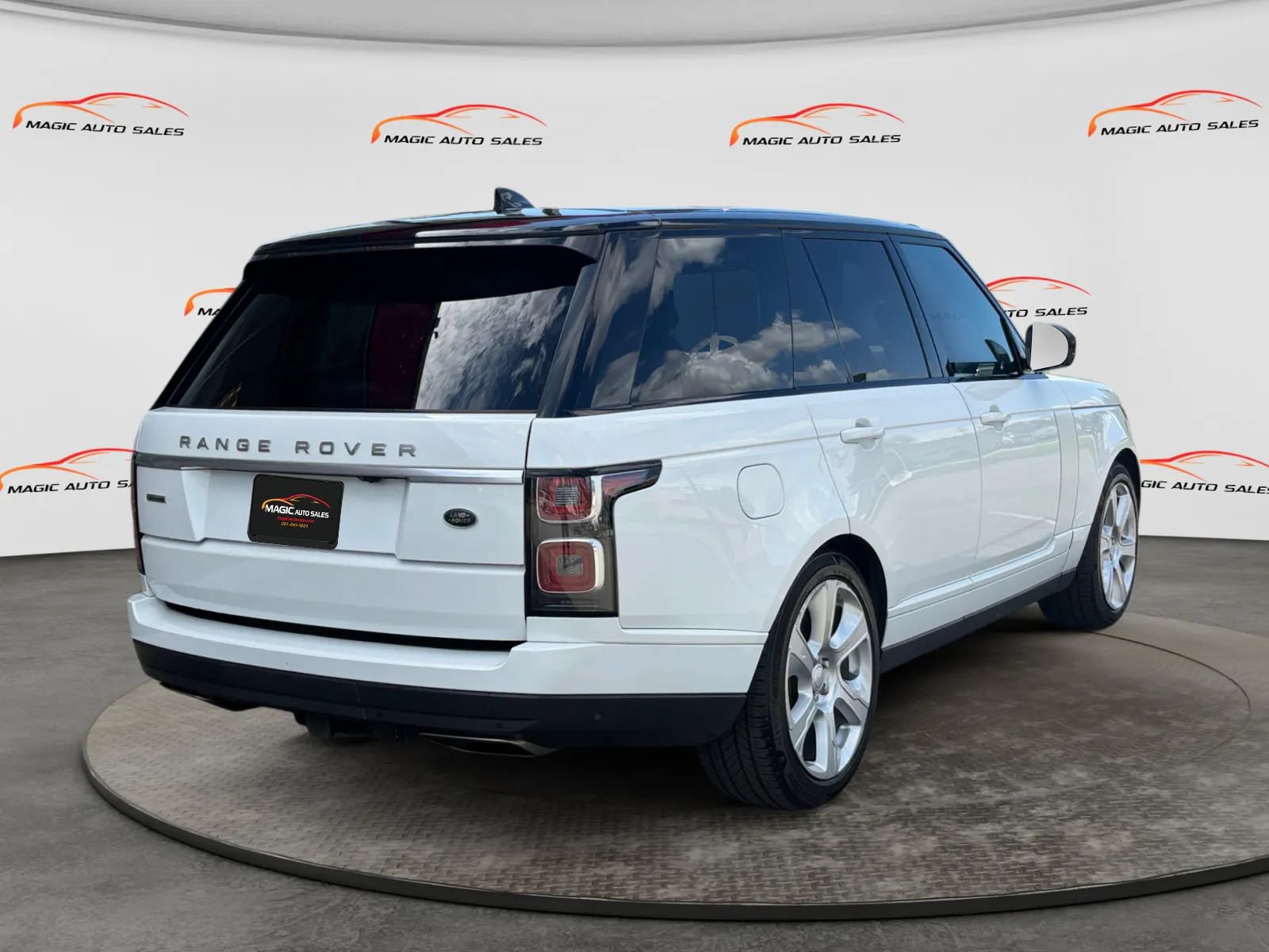 Used 2018 Land Rover Range Rover Supercharged AWD/4WD image 10