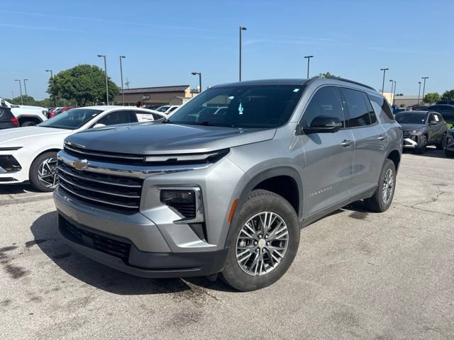 Used 2024 Chevrolet Traverse LT FWD image 2